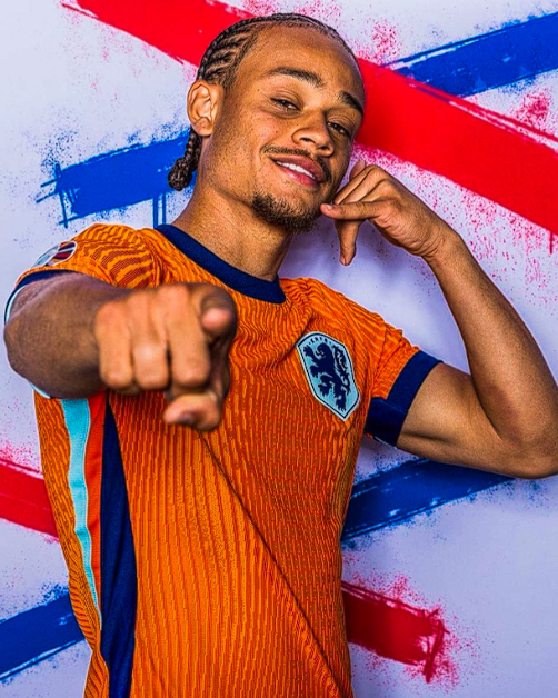 英超與<a  style='color: blue;'>歐冠</a>賽場(chǎng)：熱刺主帥弗蘭克談哈維 - 西蒙斯表現(xiàn)與換人決