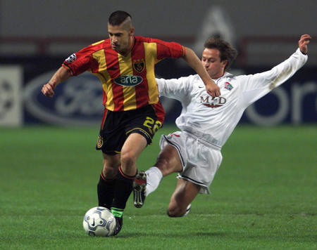 青春風(fēng)暴鏖戰(zhàn)鐵血防線，阿賈克斯主場(chǎng)爭(zhēng)勝