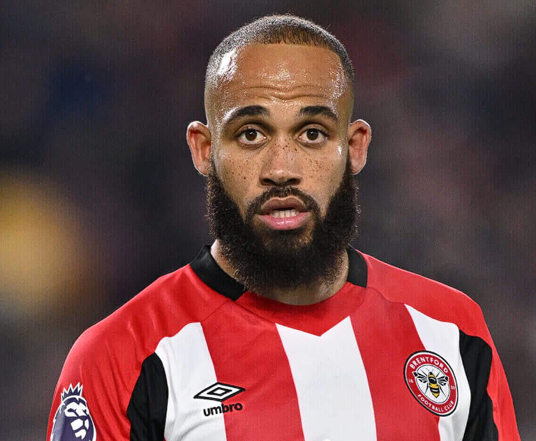 在英超聯(lián)賽第11輪的激烈角逐中，曼聯(lián)隊踏上客場之旅，與實力強勁的熱刺隊展開了一場備受矚目的對決。這場比賽對于雙方而言都至關(guān)重要，關(guān)乎著各自在積分榜上的排名以及后續(xù)賽季的走勢，因此從比賽伊始，雙方球員便迅速進入狀態(tài)，在綠茵場上展開了激烈的拼搶。 比賽進行到第32分鐘時，場上局勢出現(xiàn)了關(guān)鍵轉(zhuǎn)折。曼聯(lián)隊的<a  style='color: blue;'>姆伯莫</a>憑借其敏銳的門前嗅覺和出色的跑位意識，抓住了熱刺隊防守瞬間的漏洞，成功接到隊友精準(zhǔn)的傳球后，果斷起腳射門，皮球如離弦之箭般直竄球門死角，為曼聯(lián)隊首開記錄。這一進球不僅點燃了曼聯(lián)隊球員和現(xiàn)場球迷的熱情，也充分展現(xiàn)了姆伯莫近期持續(xù)保持的良好競技狀態(tài)。他在進攻端的積極跑動和高效得分能力，成為了曼聯(lián)隊本場比賽打破僵局的關(guān)鍵因素。 值得一提的是，就在昨日，姆伯莫剛剛迎來了職業(yè)生涯中的一個高光時刻——領(lǐng)取了英超10月最佳球員的獎杯。這一榮譽是對他在10月份賽場上出色表現(xiàn)的肯定與褒獎。在10月的賽事中，姆伯莫多次憑借個人的出色發(fā)揮，為曼聯(lián)隊攻城拔寨，幫助球隊取得了優(yōu)異的成績。而今天，在英超第11輪的賽場上，他再次用實際行動證明了自己的實力，延續(xù)了近期火熱的狀態(tài)。 回顧本賽季至今的表現(xiàn)，姆伯莫堪稱曼聯(lián)隊進攻線上的核心球員之一。截至目前，他共代表曼聯(lián)隊出戰(zhàn)了12場比賽，在這12場比賽中，他展現(xiàn)出了強大的進攻火力，共計貢獻了6粒進球和2次助攻。他的進球方式多樣，既有禁區(qū)內(nèi)的搶點射門，也有遠距離的精彩抽射；而他的助攻則體現(xiàn)了其出色的傳球視野和團隊協(xié)作精神，常常能為隊友創(chuàng)造出絕佳的得分機會。 姆伯莫的出色表現(xiàn)，無疑為曼聯(lián)隊在本賽季的征程中注入了強大的動力。隨著比賽的深入，相信他將繼續(xù)保持這樣的良好狀態(tài)，為曼聯(lián)隊帶來更多的勝利和驚喜，助力球隊在英超賽場上取得更加優(yōu)異的成績。