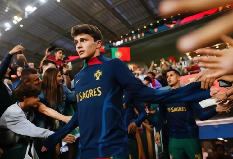 法甲激戰(zhàn)：巴黎客勝里昂，內(nèi)維斯傷停補(bǔ)時(shí)建功談賽后感想